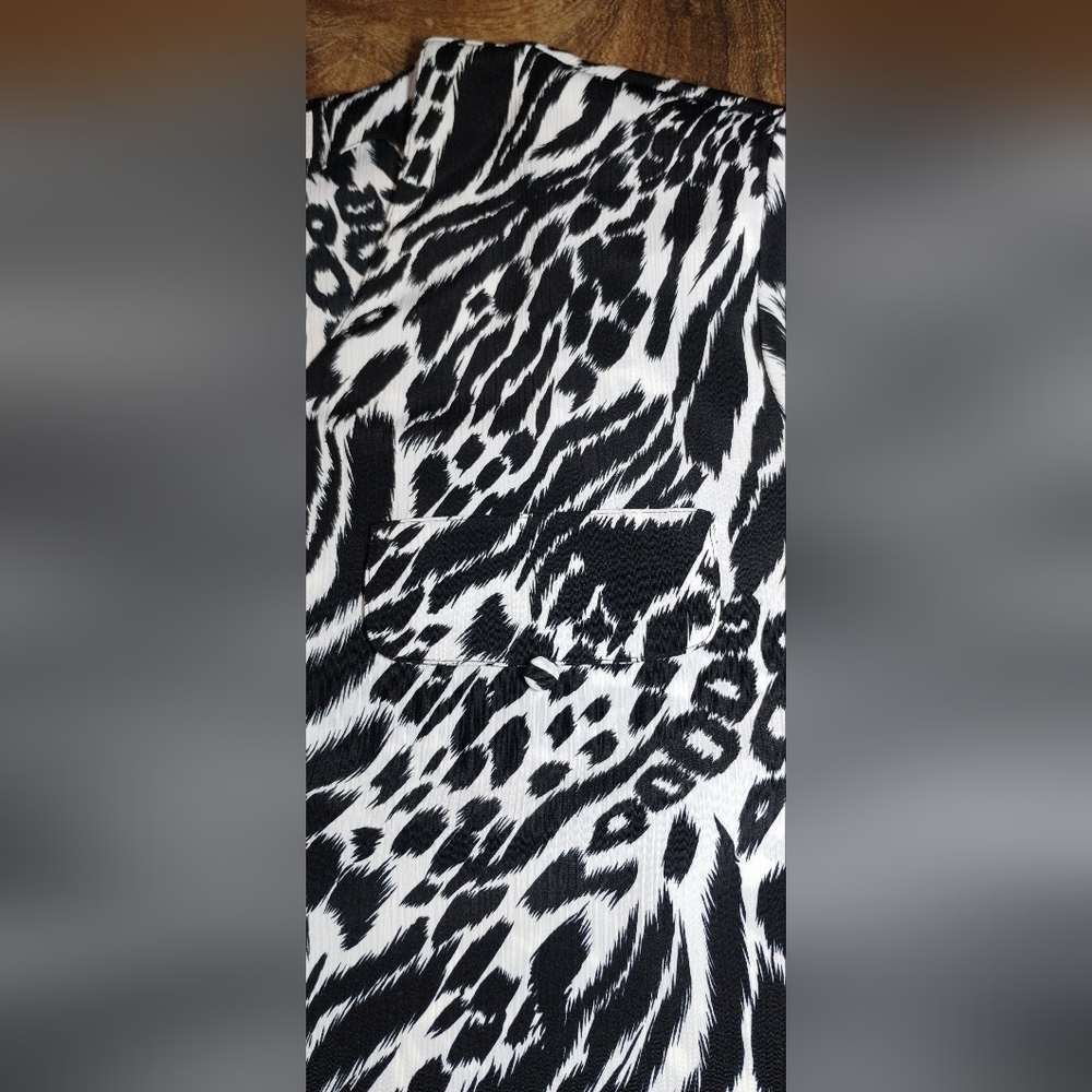 Christie & Jill Black and White Animal Print Women's Top (lX) - Picture 7 of 11